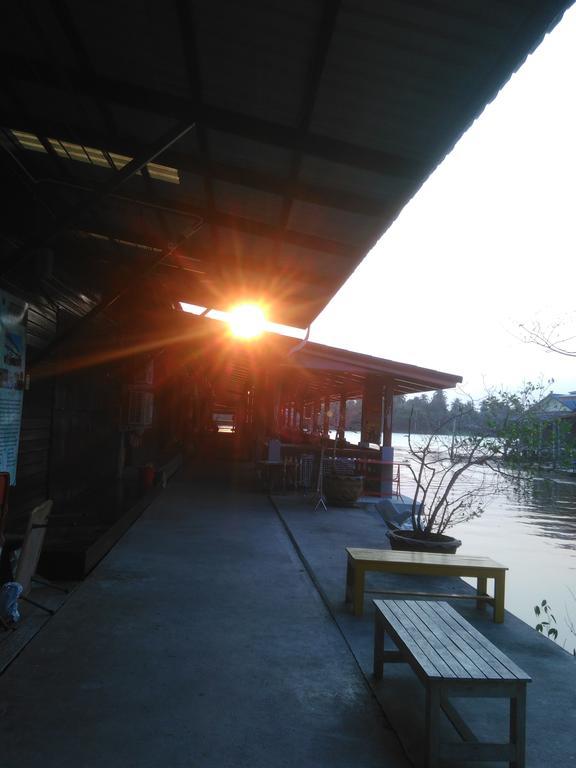 Patchaya Guesthouse Amphawa Ngoại thất bức ảnh