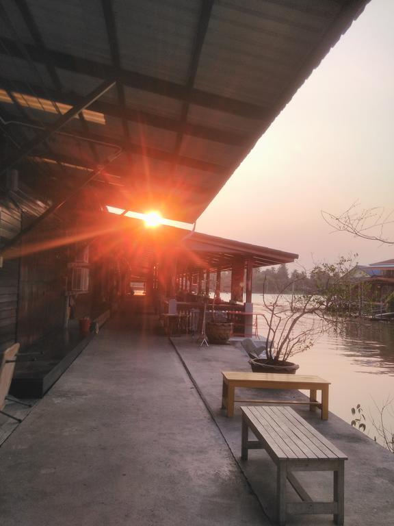 Patchaya Guesthouse Amphawa Ngoại thất bức ảnh