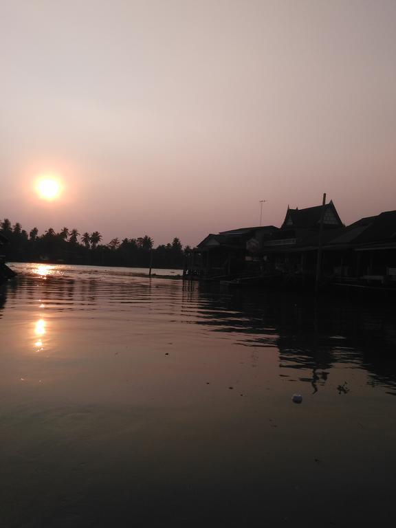 Patchaya Guesthouse Amphawa Ngoại thất bức ảnh